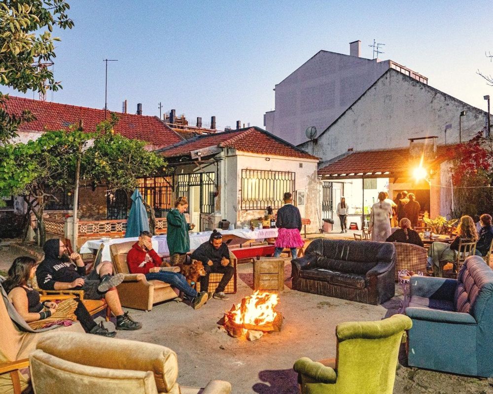 Fire night in the courtyard, everyone around the fire